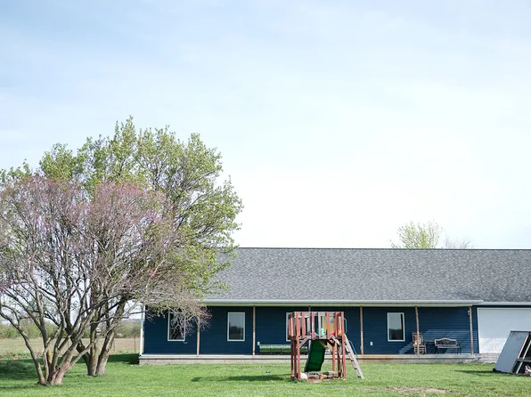 466 County Road 100 N, Sadorus, IL 61872