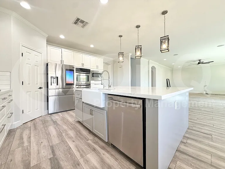 572 N Bell Dr — Photo 11