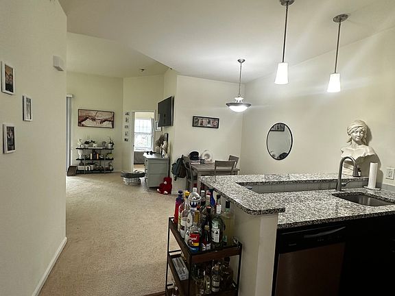 4th image of 6 Paddocks Cir