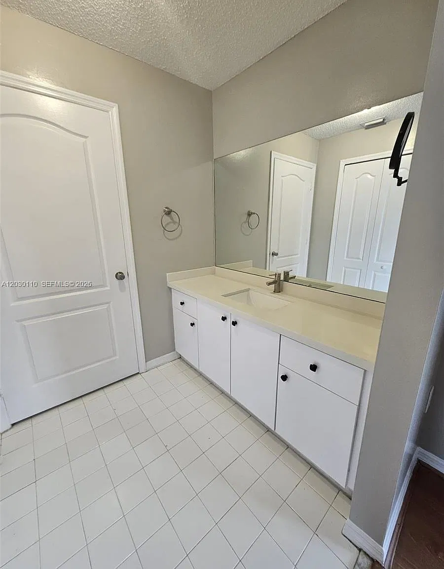 3 bed, 2.0 bath, 1270 sqft, $2,900 — Photo 3