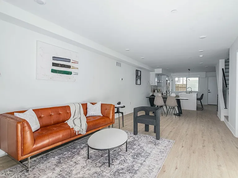 Brand New Luxury Townhouses — Photo 46