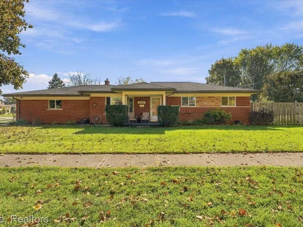 6754 Olen St, Shelby Township, MI 48317