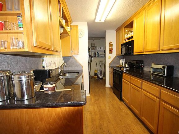 5th image of 803 Plum Hollow Blvd