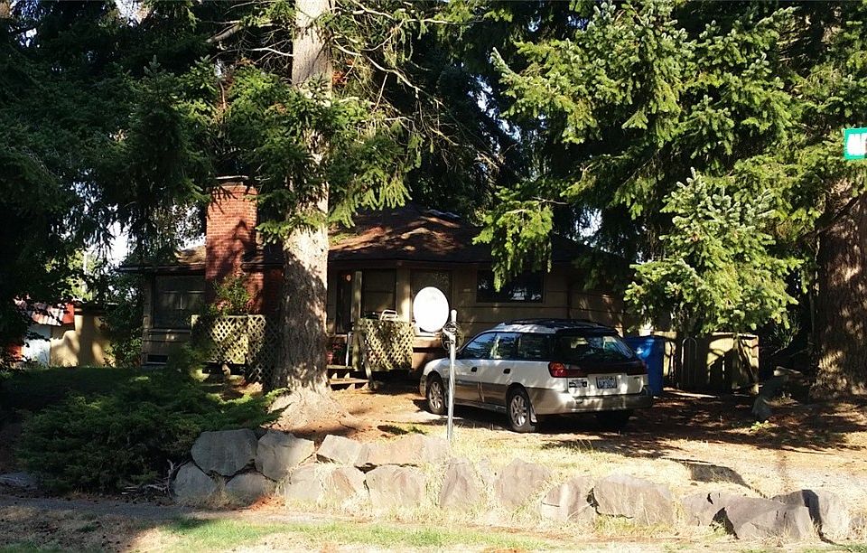2nd image of 142 NE 166th St