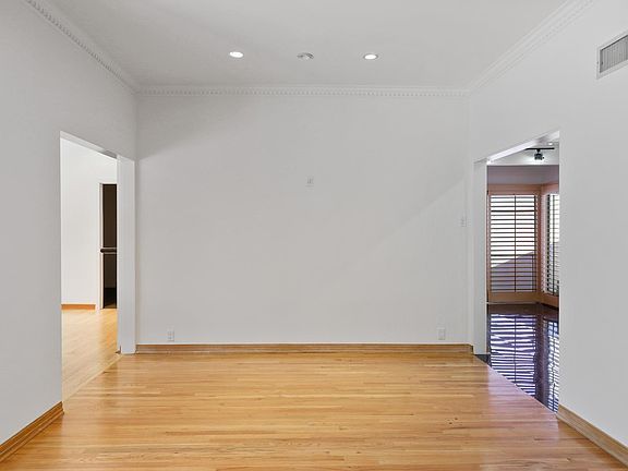2nd image of 2469 Crest View Dr