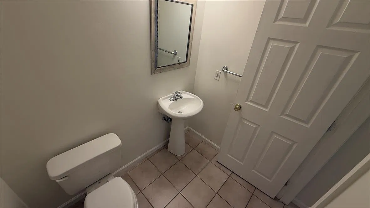 3 bed, 2.5 bath, 2296 sqft, $3,000 — Photo 3