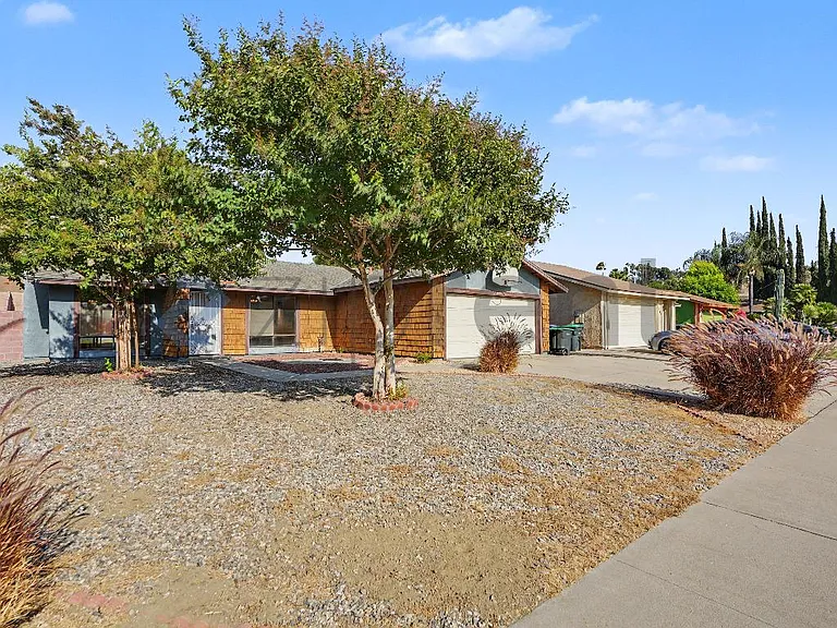 1140 Valley Spring Ln — Photo 2