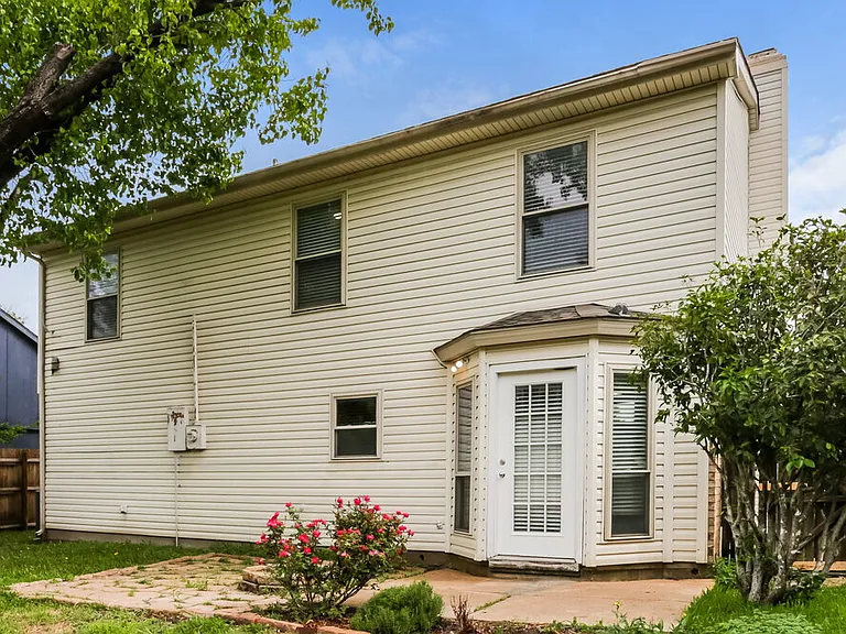 511 Rosewood Ln — Photo 17