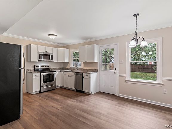 5th image of 402 Airycrest Dr