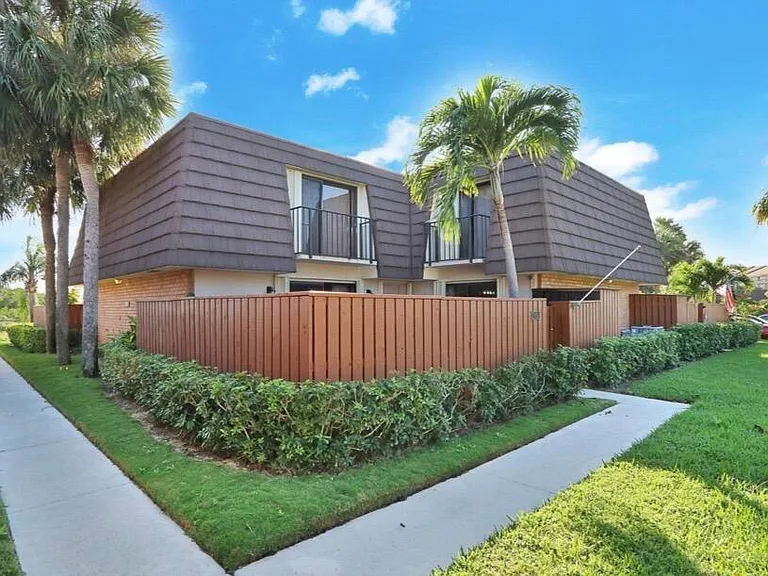 2117 21st Ct — Photo 2