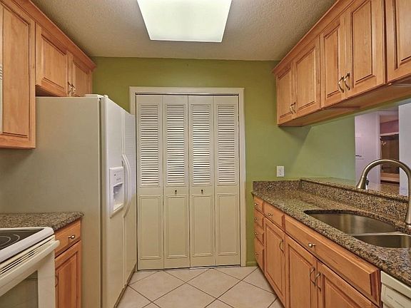 4th image of 23 Plantation Dr APT 201