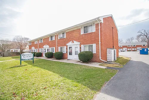 Exceptional 2BR Townhome w/ Hardwood Floors, Big Bedrooms, Plus Appliances and Water Included! Cl... — Photo 1