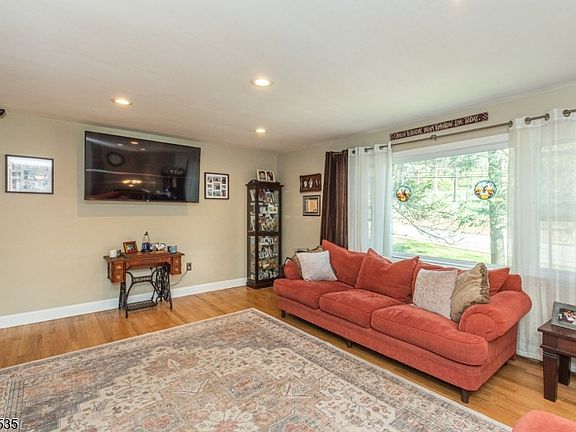 2nd image of 33 Lawrence Rd