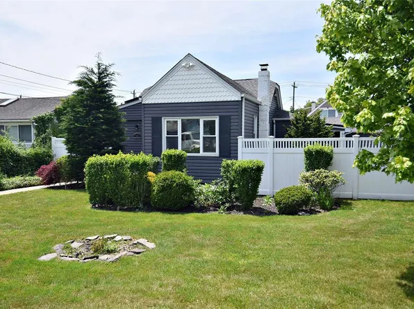 2444 Bayview Avenue, Wantagh, NY 11793