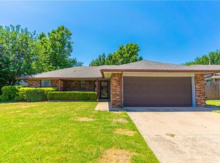 1413 Foxfire St, Moore, OK 73160