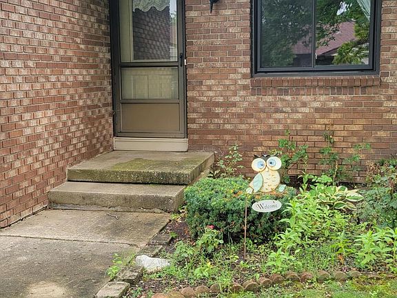 2nd image of 607 Gardenview Dr SW #131