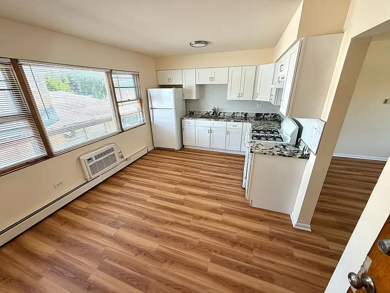 606 N Wolf Rd #9 — Photo 4