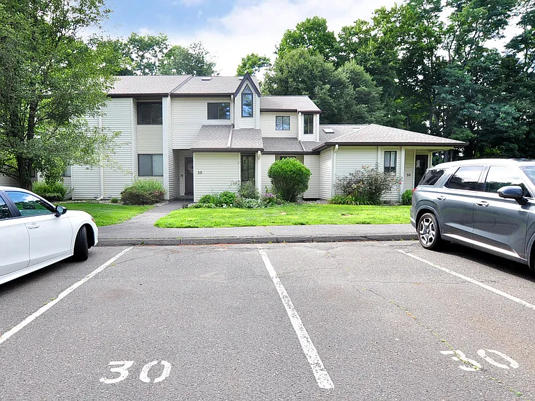 30 Simsbury Lndg #30 — Photo 32