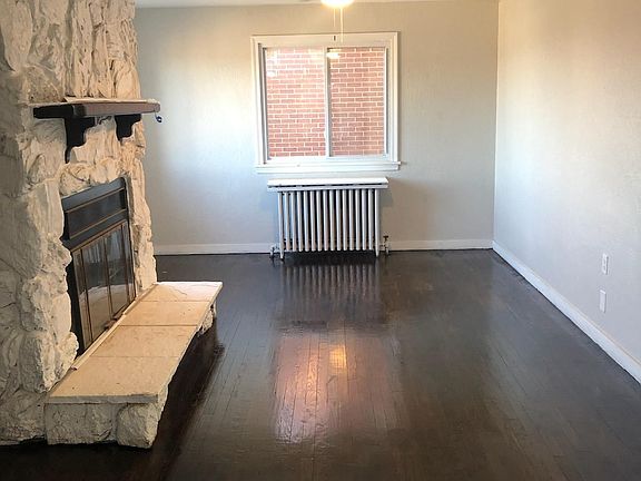 Living room w hardwoods