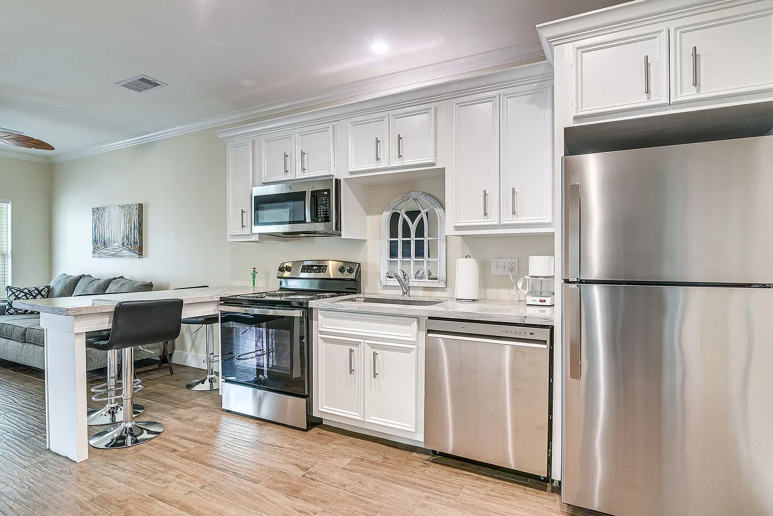 3 bed, 2.0 bath, 742 sqft, $3,032 — Photo 4