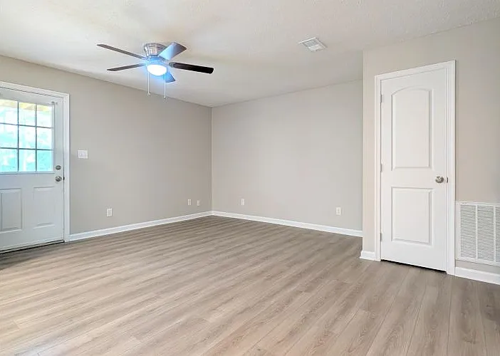 185 Moss Creek Dr #C — Photo 2