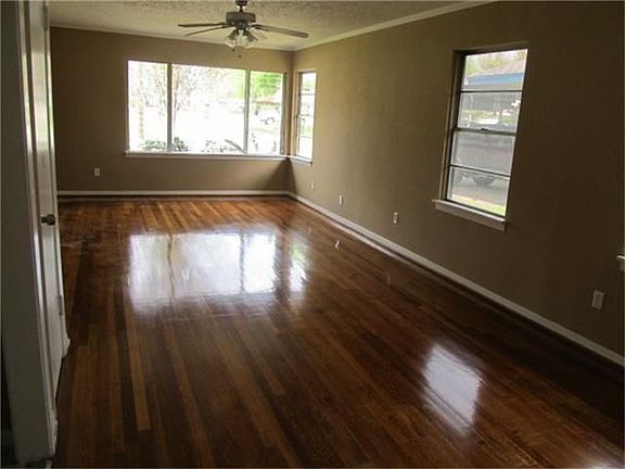 3rd image of 1504 Greenbriar Ave
