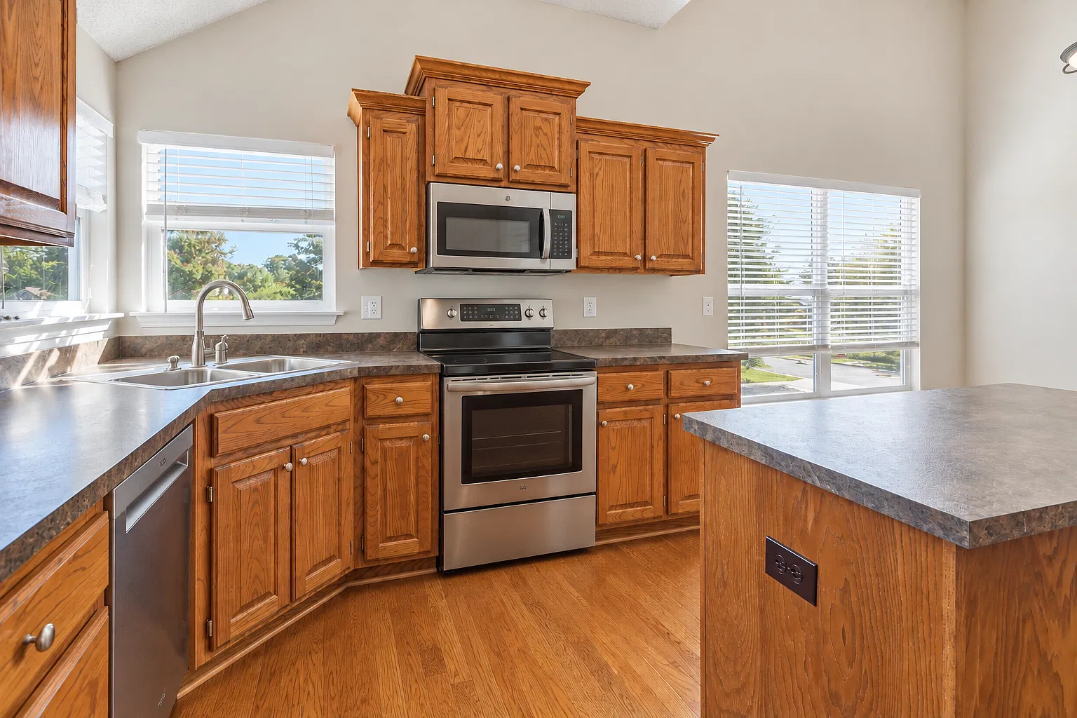 4 bed, 2307 sqft, $2,706 — Photo 4