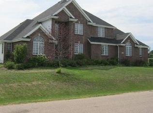 119 Savannah Dr, Poplar Grove, IL 61065