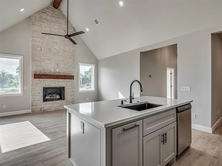 924 Kyle Dr — Photo 5