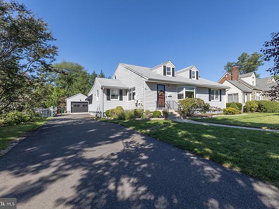 5th image of 606 Grove St