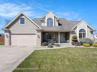 587 E Braeburn Dr, Saginaw, MI