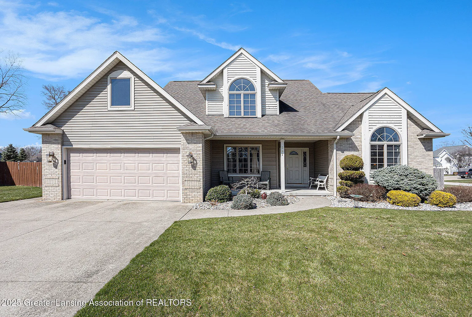 587 E Braeburn Dr photo 1