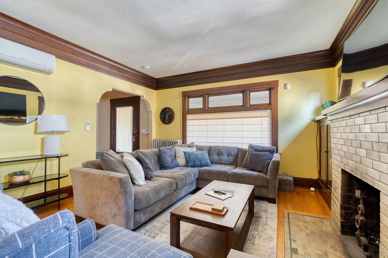 2 bed, 1.0 bath, 2098 sqft, $4,965 — Photo 1