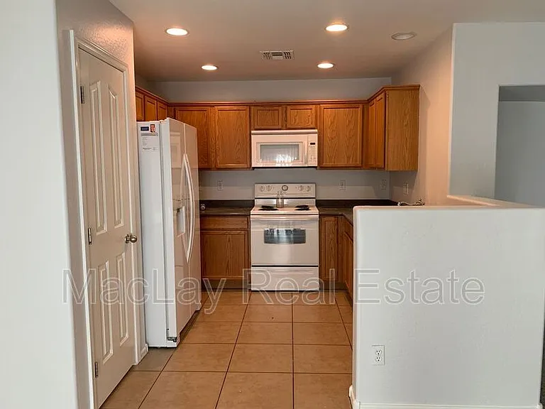5809 E Hampton Ave — Photo 2