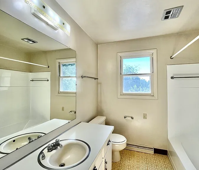 Oak Manor Dr — Photo 21