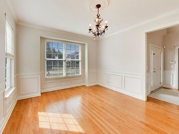 4th image of 2804 Park Ln