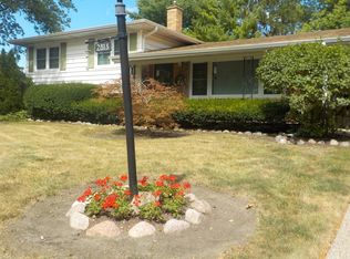 2813 Briarwood Dr E, Arlington Heights, IL 60005