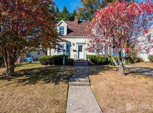 32 Fernwood Ter, Linden, NJ 07036