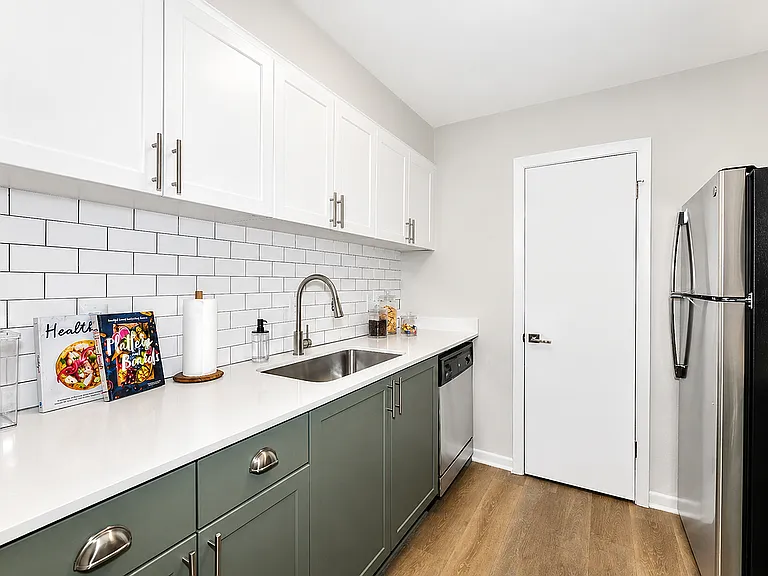 Cook and entertain in a modern Avana Cumberland kitchen.