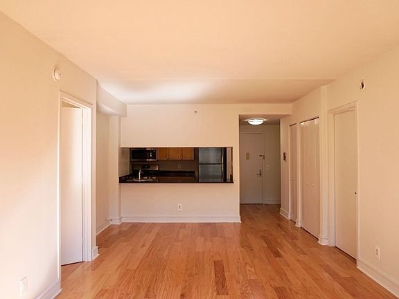 3rd image of 323 W 96th St APT 902