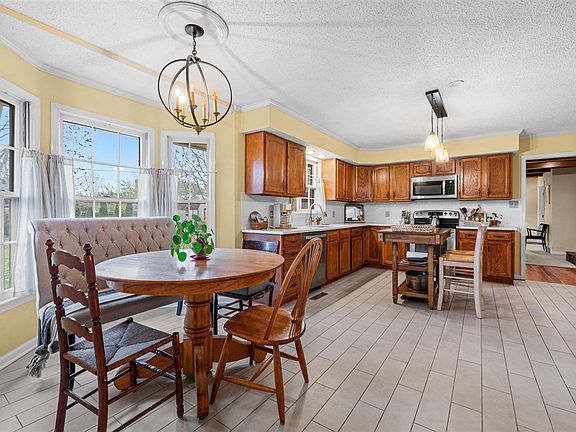 5th image of 832 Rockwood Dr