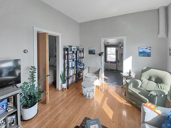 3rd image of 2137 N Maplewood Ave Unit 2R
