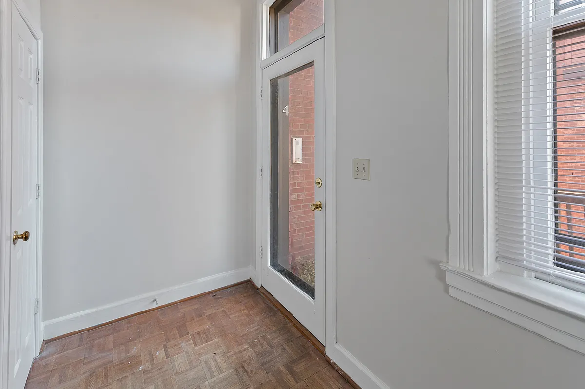 Building Photo - 531 W Ormsby Ave #4