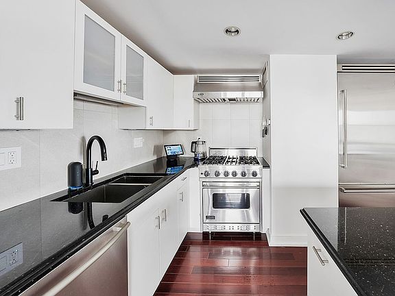 3rd image of 201 W 70th St APT 28B