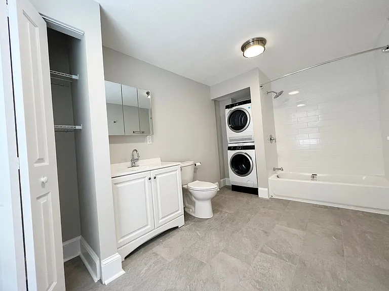 130 E Chestnut St — Photo 16