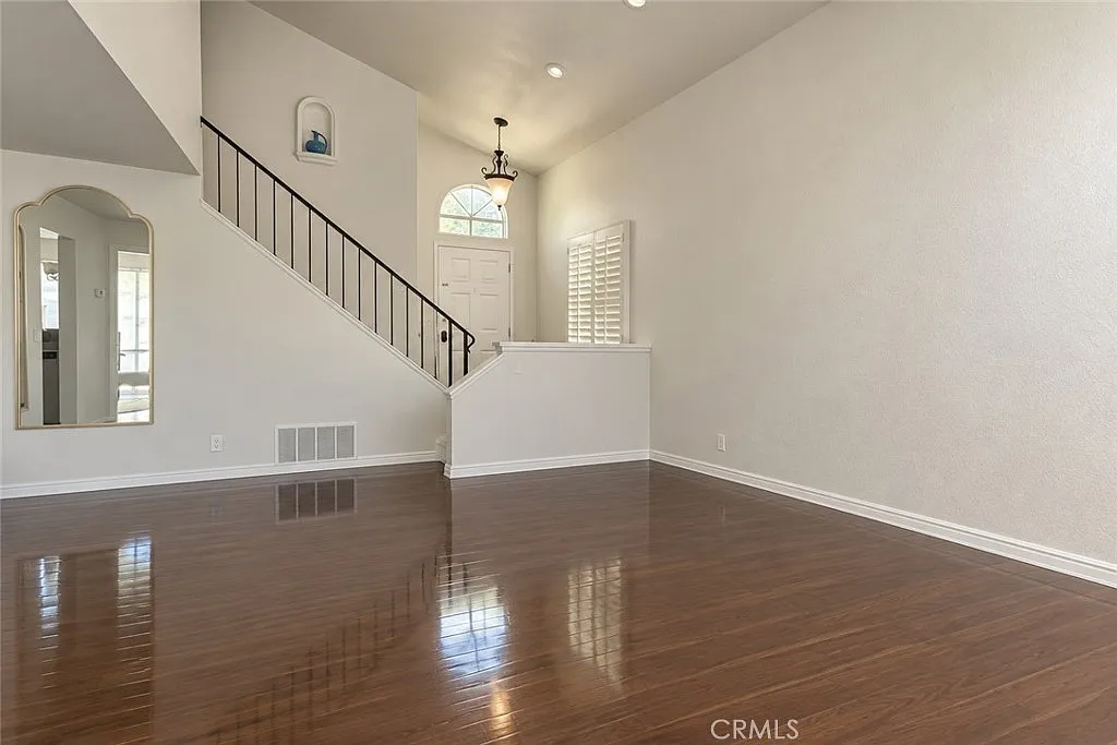 3 bed, 2.5 bath, 1321 sqft, $3,650 — Photo 3