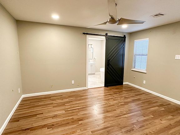 4th image of 2351 W Park Pl