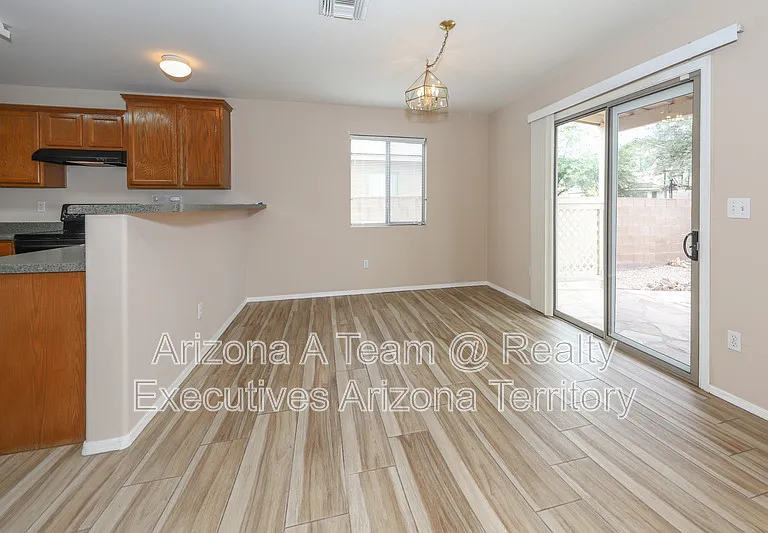 2416 W Chris Oliver Way — Photo 6