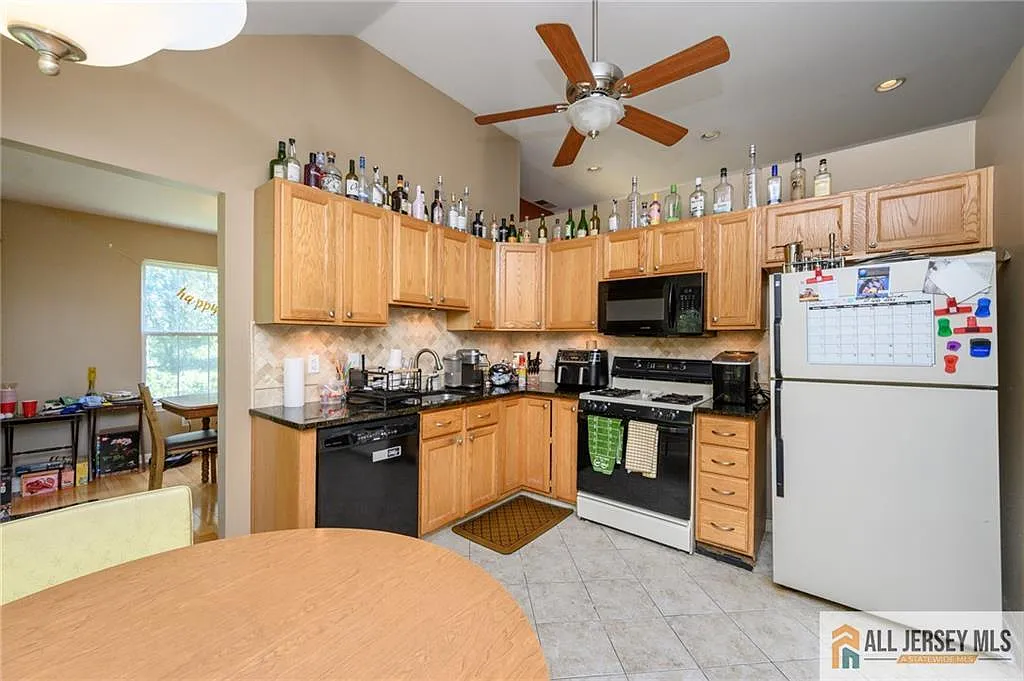 2 bed, 2.0 bath, 1268 sqft, $2,700 — Photo 4