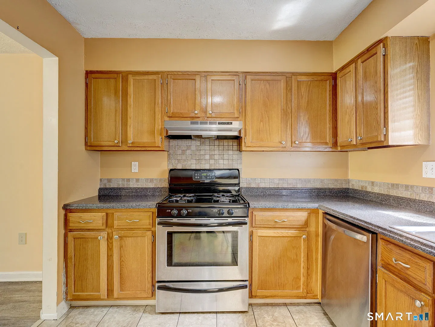 132 Sutton Pl — Photo 2